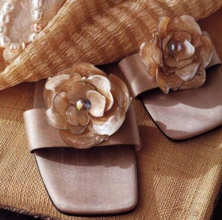 Decorazioni fai da te: fiori di madreperla sui sandali