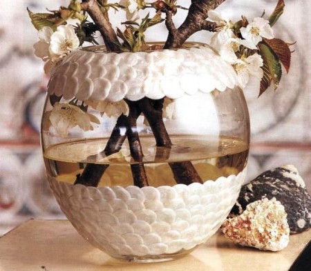 Decorazioni fai da te per impreziosire un vaso con petali in madreperla
