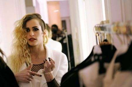 Alice Dellal per l’adv delle borse Chanel Boy Bag, le foto del backstage