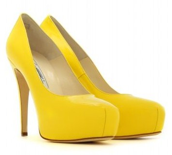 Dècolletès Brian Atwood, le Maniac giallo mimosa perfette per la Festa della Donna