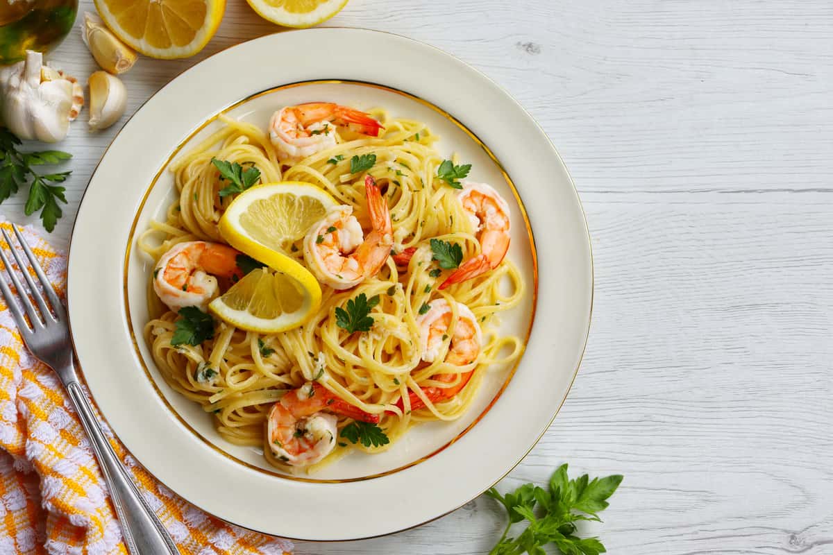 carbonara di mare con vongole e gamberetti