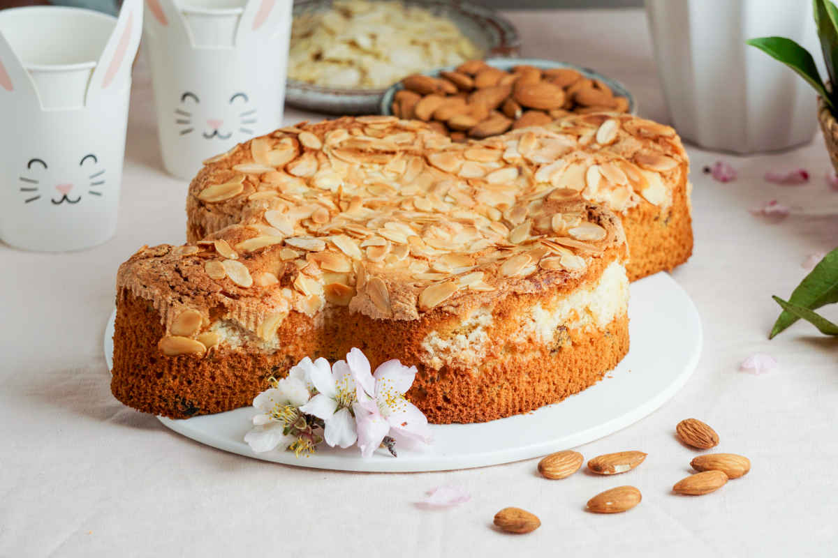 vassoio con colomba di pasqua mandorlata