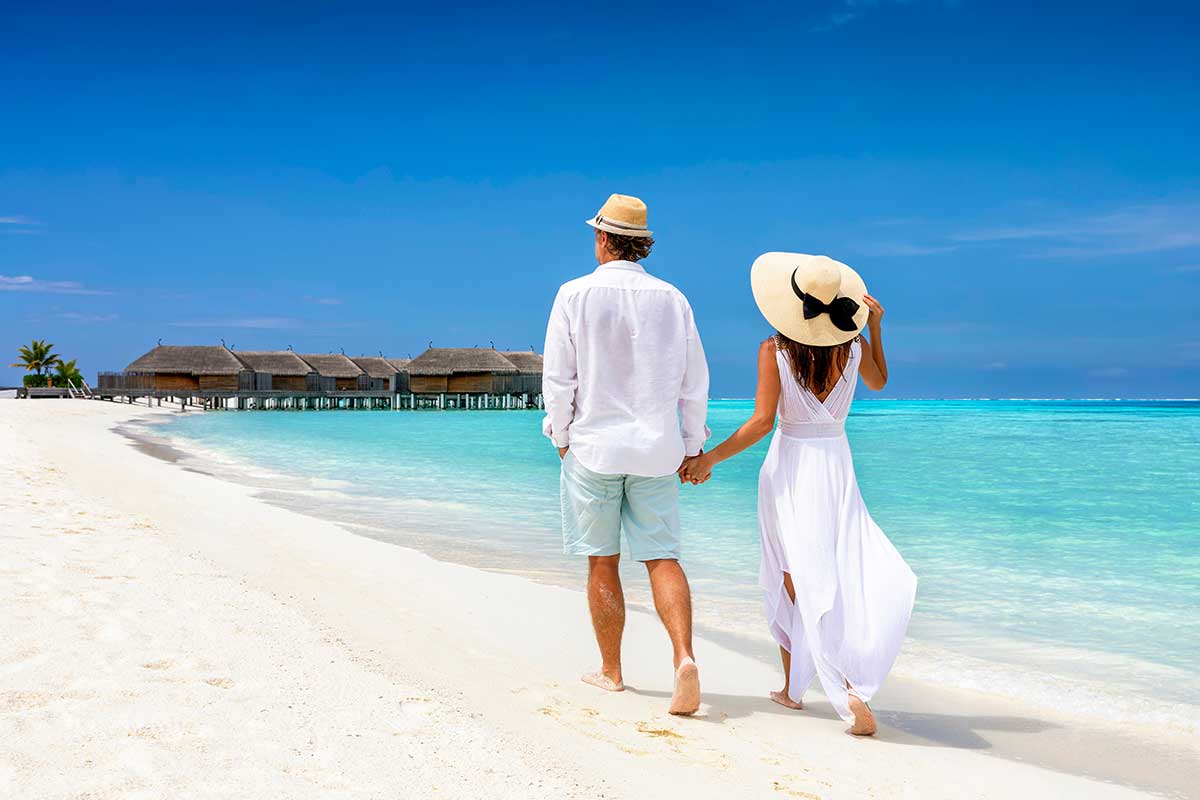 coppia su spiaggia tropicale