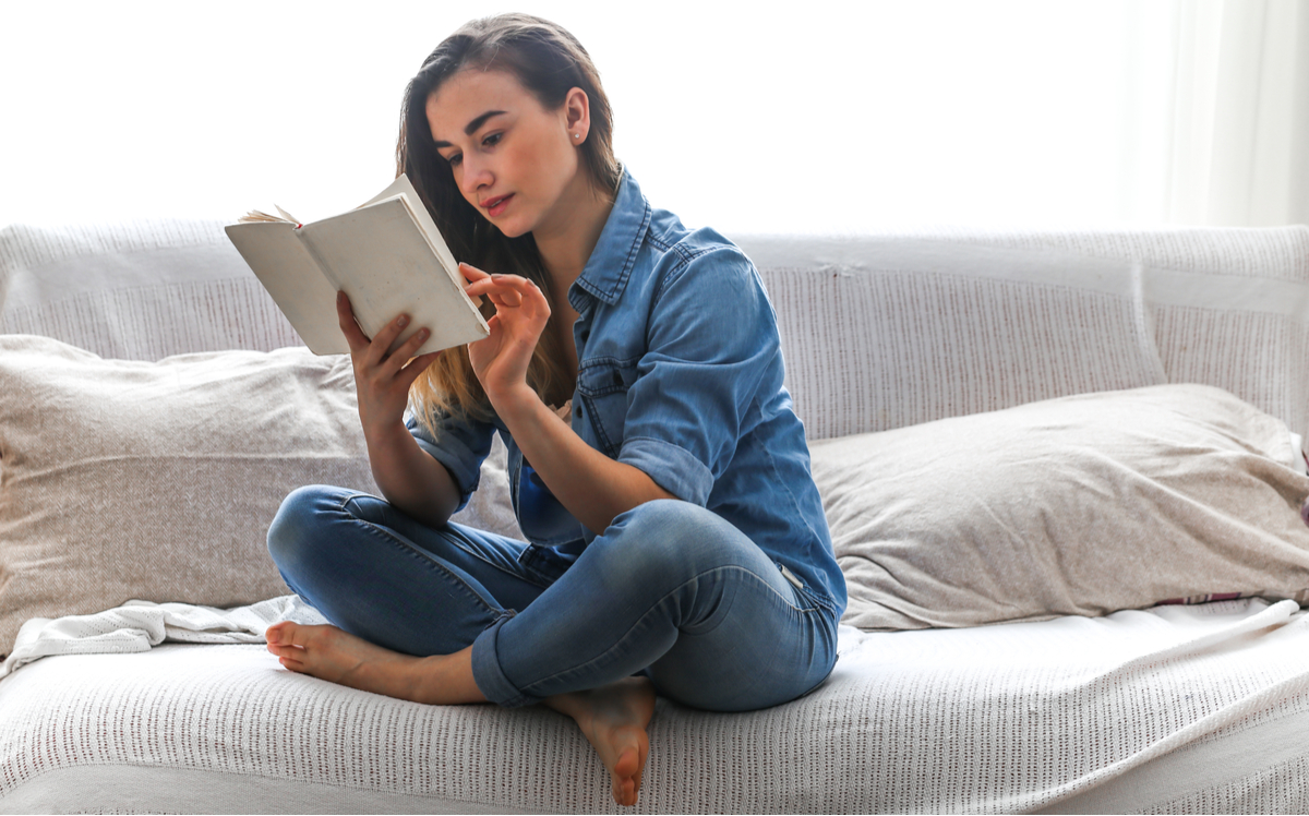 Donna che legge dei libri sulle donne