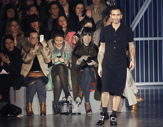 Marc Jacobs sotto accusa, paga le modelle con abiti e accessori