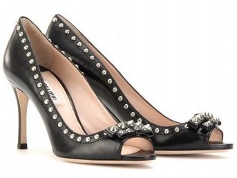 Dècolletès peep-toe Miu Miu in pelle nera con borchie per un’estate rock glam