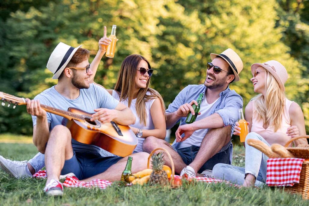 ragazzi che fanno picnic