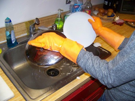 Rimedi fai da te, pulire i piatti con un detersivo liquido naturale