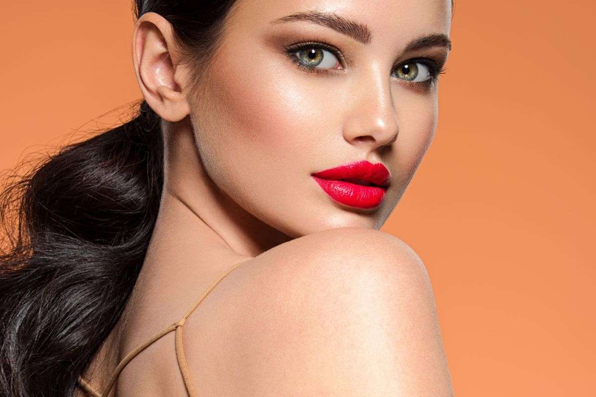 modella in posa con rossetto rosso