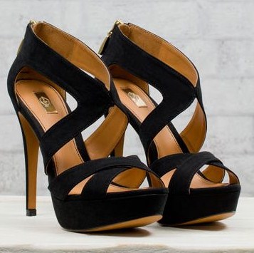 Scarpe Stradivarius, i sandali neri con tacco alto dalla nuova collezione