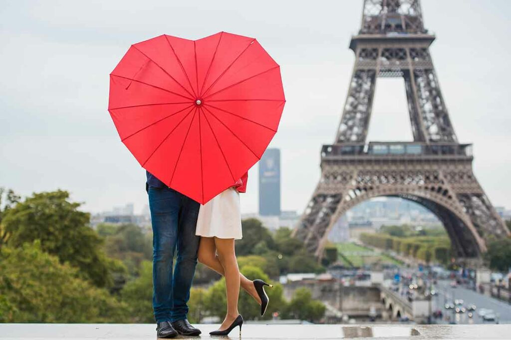 torre eiffel coppia sotto ombrello