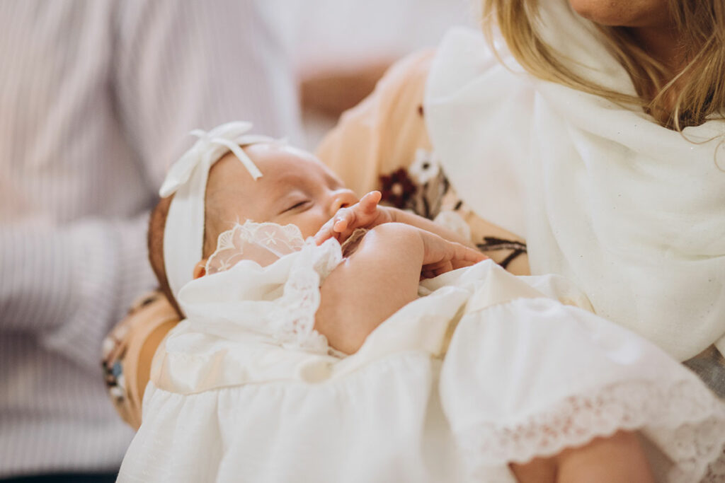 bimba-in-braccio alla madrina per battesimo