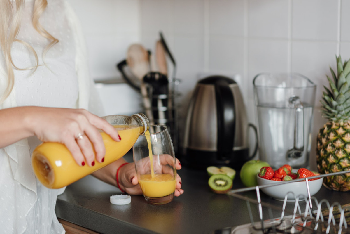 ragazza che beve succo di frutta