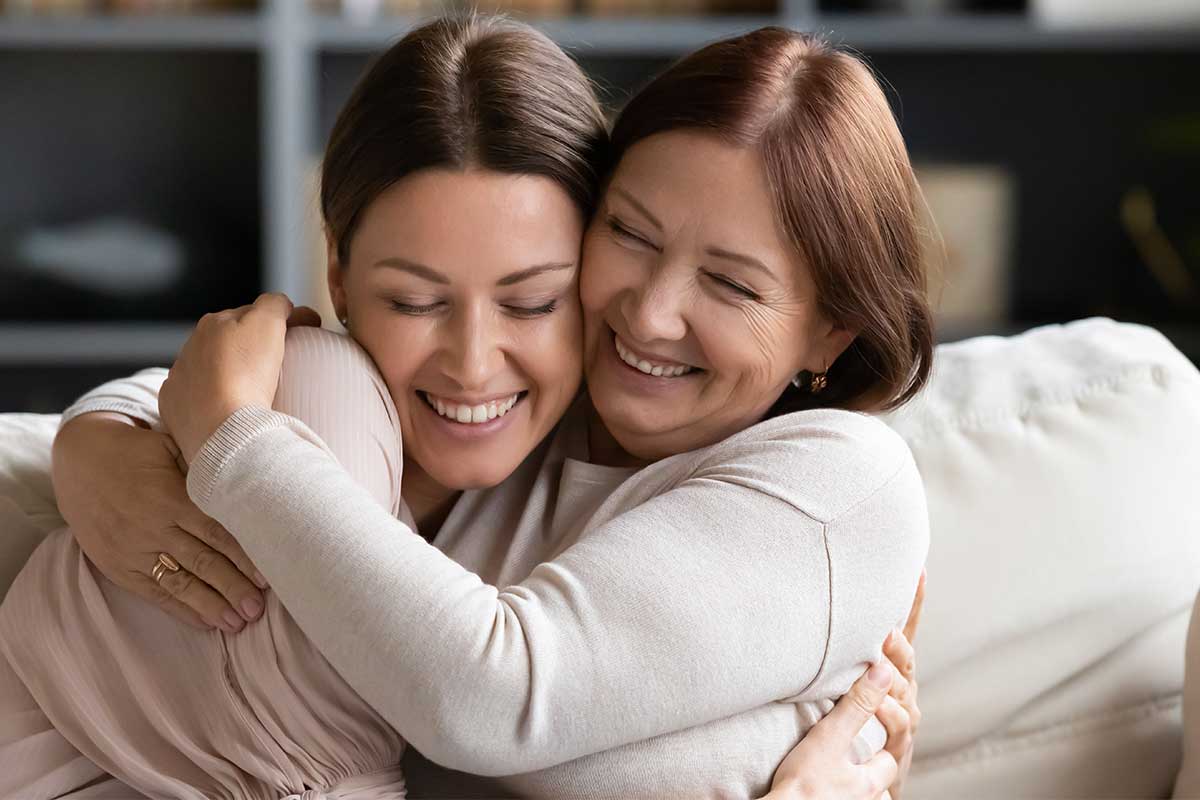 mamma e figlia abbraccio