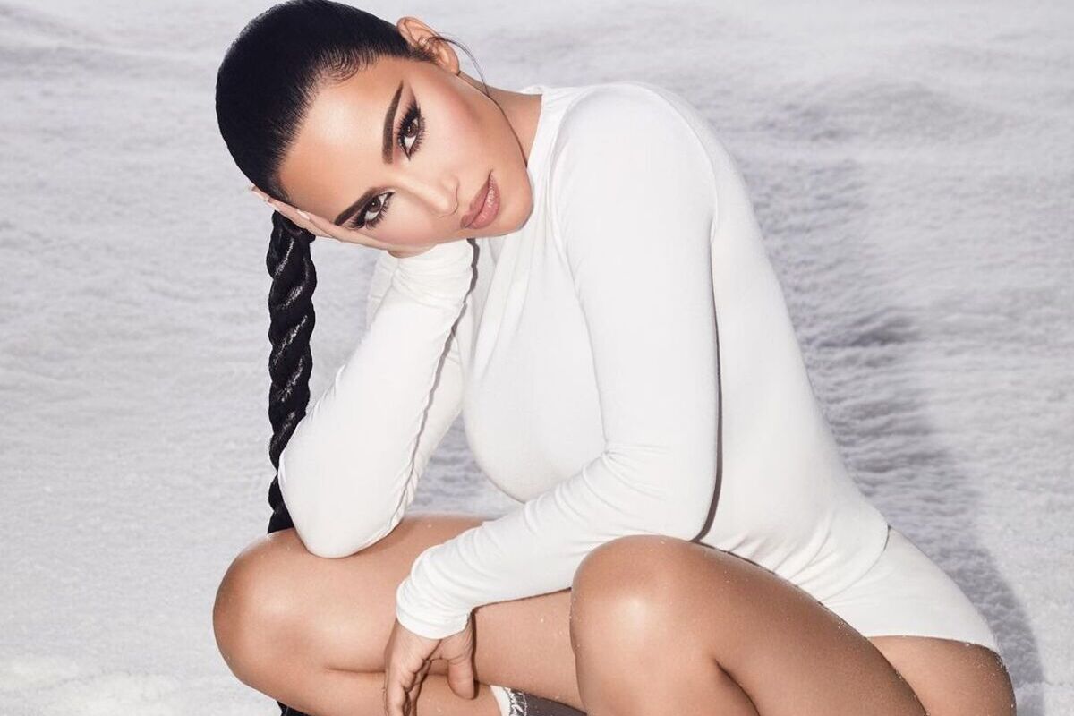 Kim Kardashian con capelli lunghissimi-quali sono i migliori integratori per capelli
