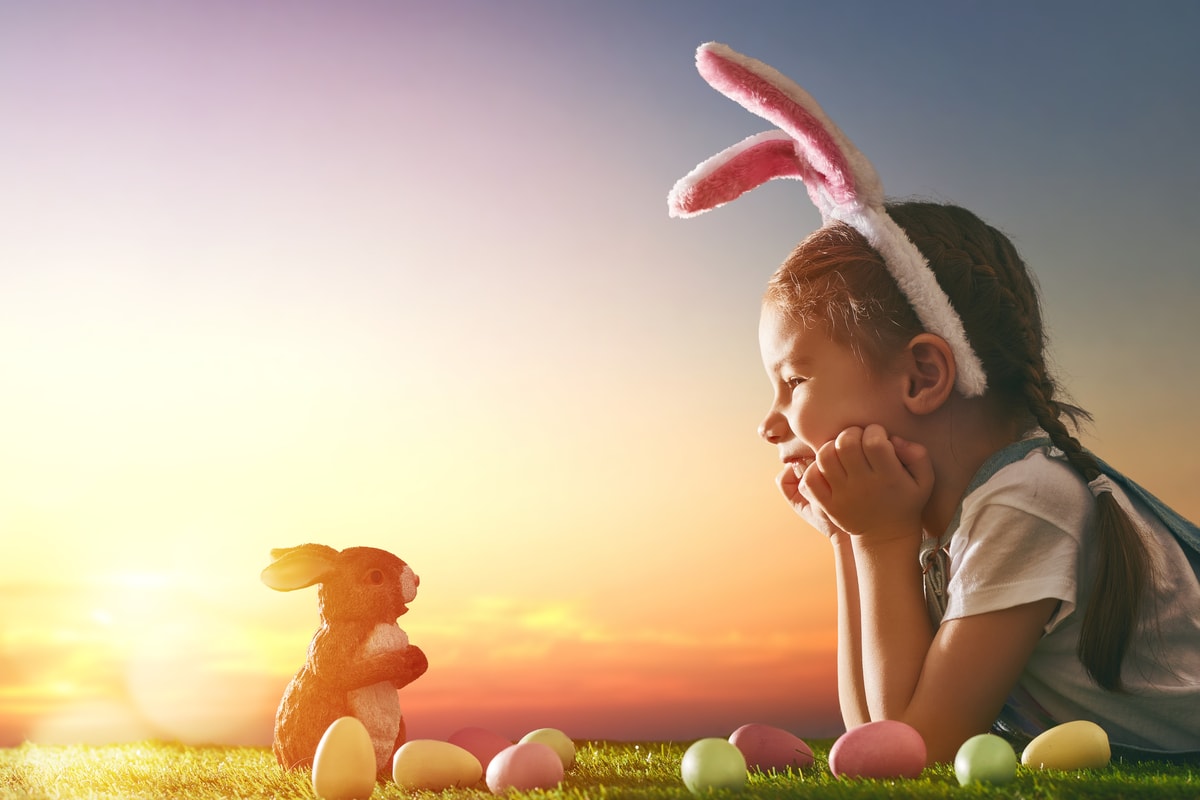 Bambina con coniglietto e uova di pasqua racconti pasquali