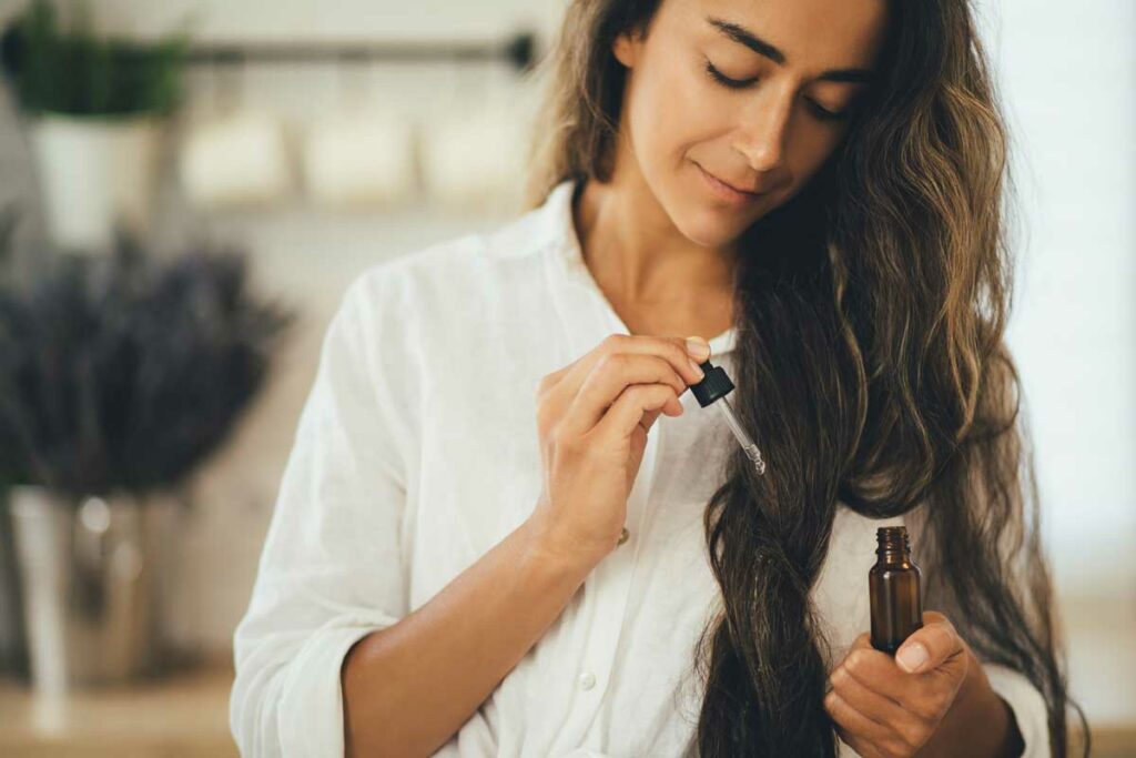 ragazza con olio capelli