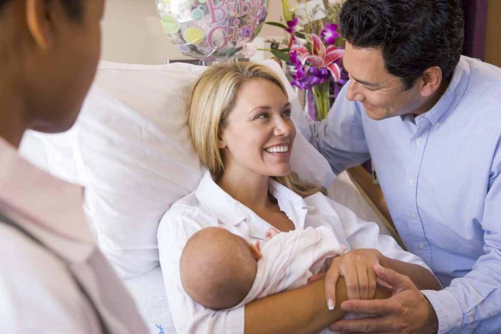 Dopo il parto in ospedale, quanto deve durare la degenza di mamma e bebè?