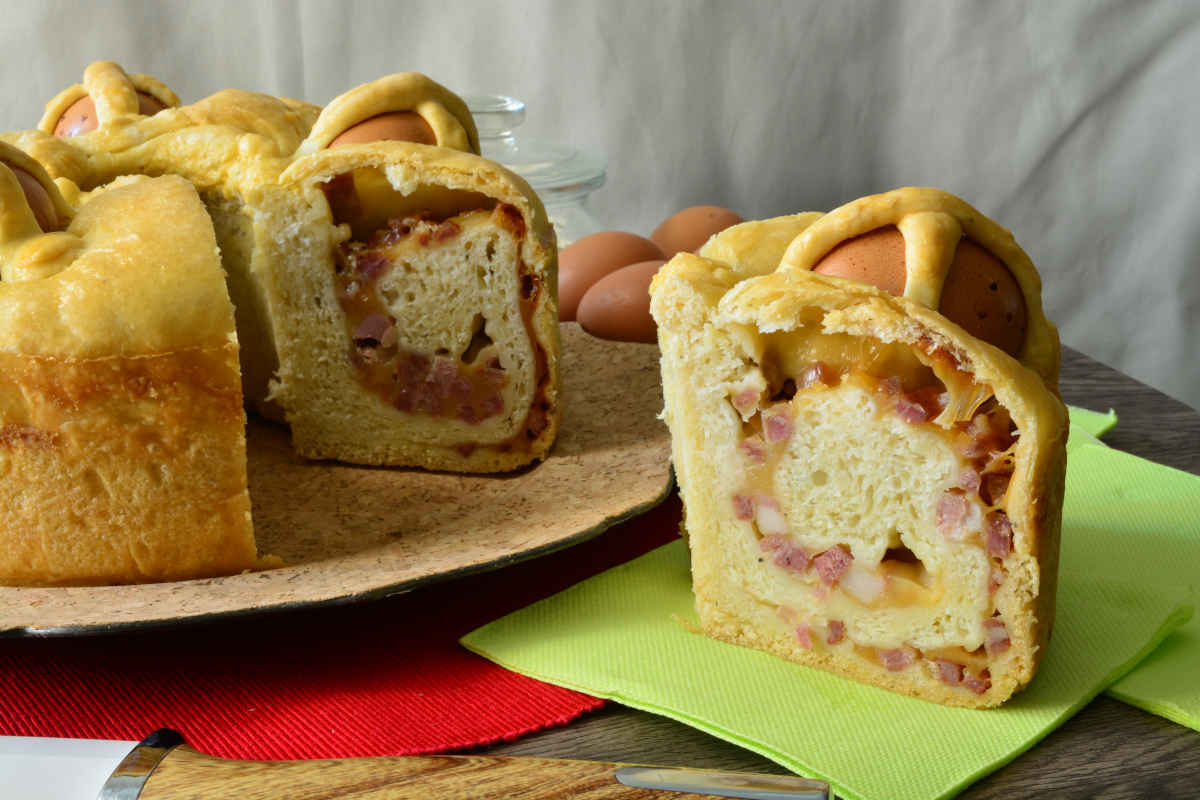 fetta di casatiello napoletano tradizionale ripieno di salame e formaggio