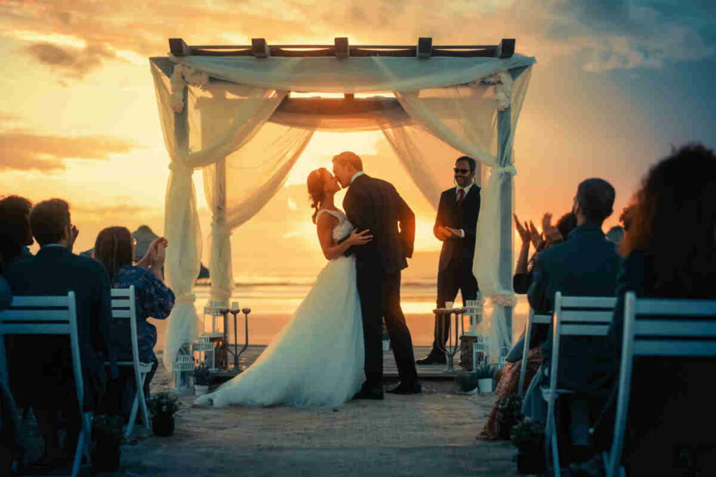 coppia di sposi che celebra il loro matrimonio all'aperto, durante il tramonto