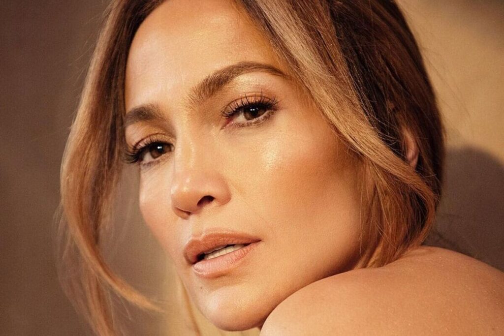 Jlo con trucco naturale caldo adatto anche ad un colloquio di lavoro