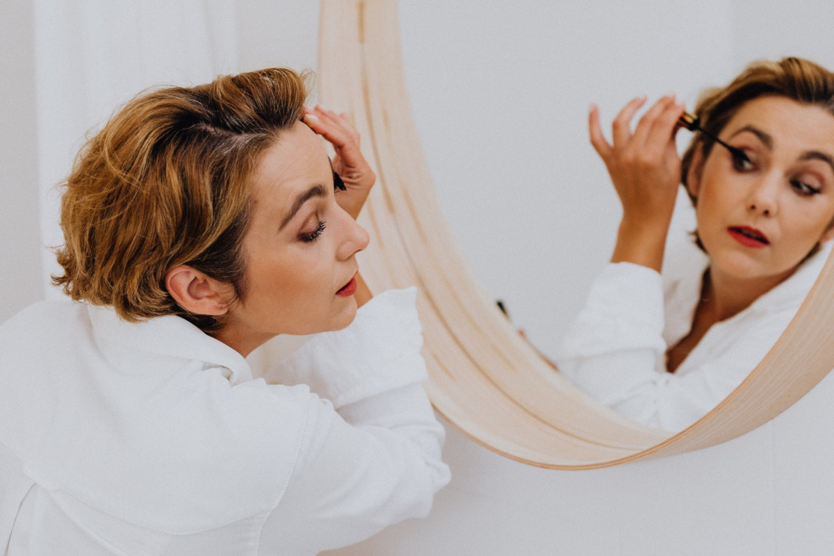 ragazza che mette mascara