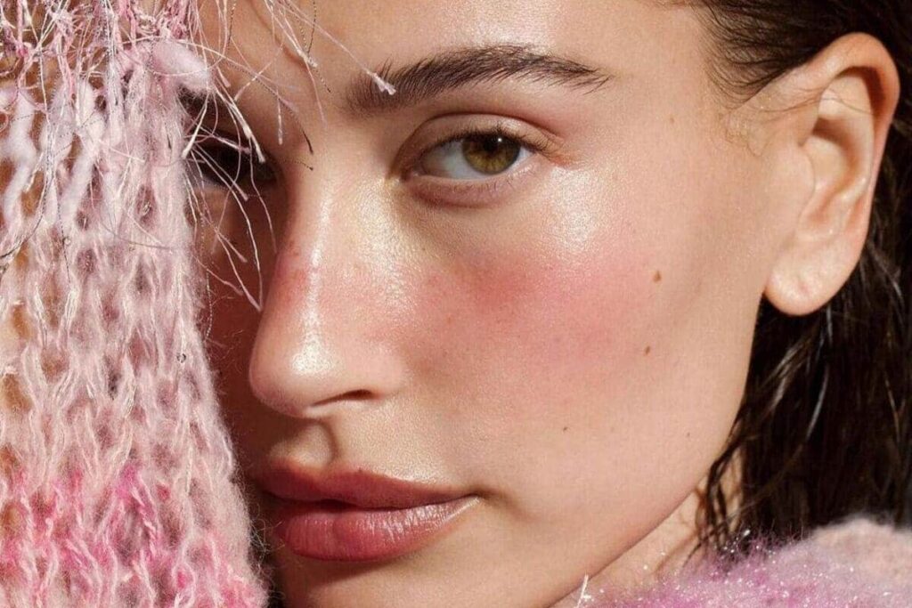 Hailey Bieber con make-up base luminosa e naturale per un colloquio di lavoro