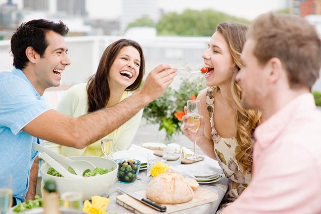 Come non mangiare troppo quando siamo invitati a cena fuori