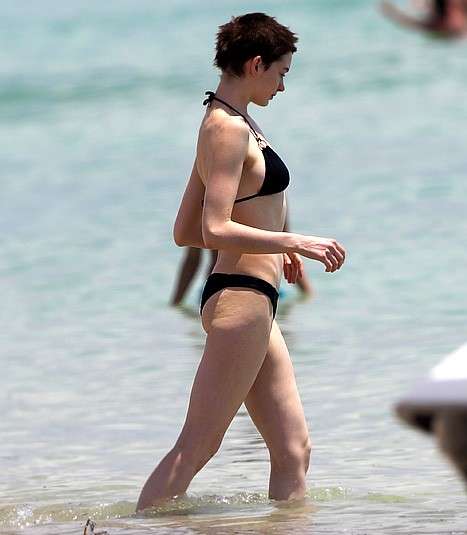 Anne Hathaway dimagrita al mare