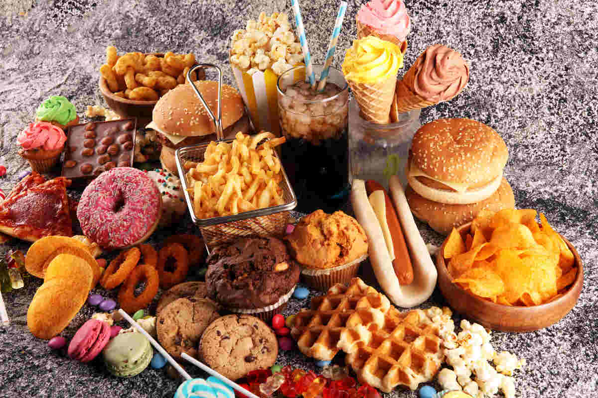 foto di cibo spazzatura vario, dai panini alle patatine fritte, ai gelati, agli hot dog