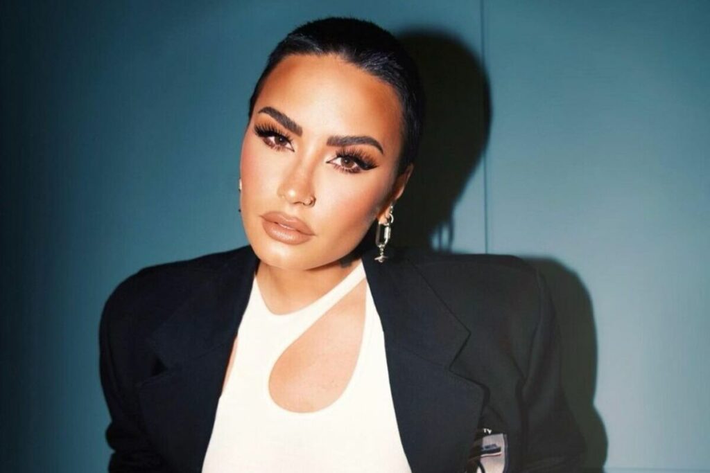 Demi Lovato con capelli rasati - cambi look delle star