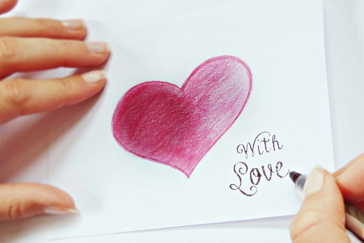 mani di donna che scrive lettera d'amore