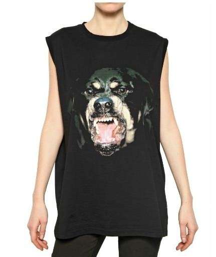 Givenchy, le originali borse e t-shirt nere con stampa “Rottweiler” [FOTO]