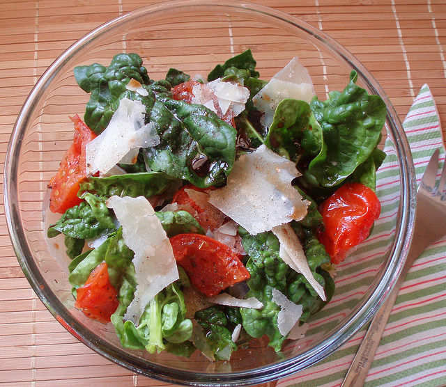 Ricette con i fiori, insalata di petali e di fiocchi di Parmigiano