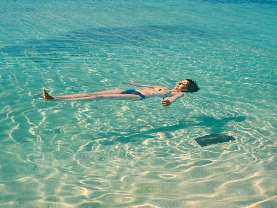 Bagni al mare e in piscina, possibili rischi e consigli per evitarli