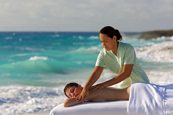 Massaggi in spiaggia, arriva il via libera ma sempre con prudenza