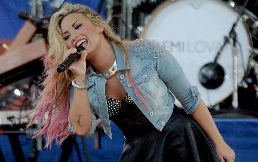 Demi Lovato, capelli biondi e rosa per un look trendy [FOTO]