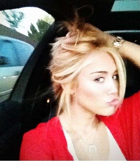 Miley Cyrus cambia look: le foto su Twitter