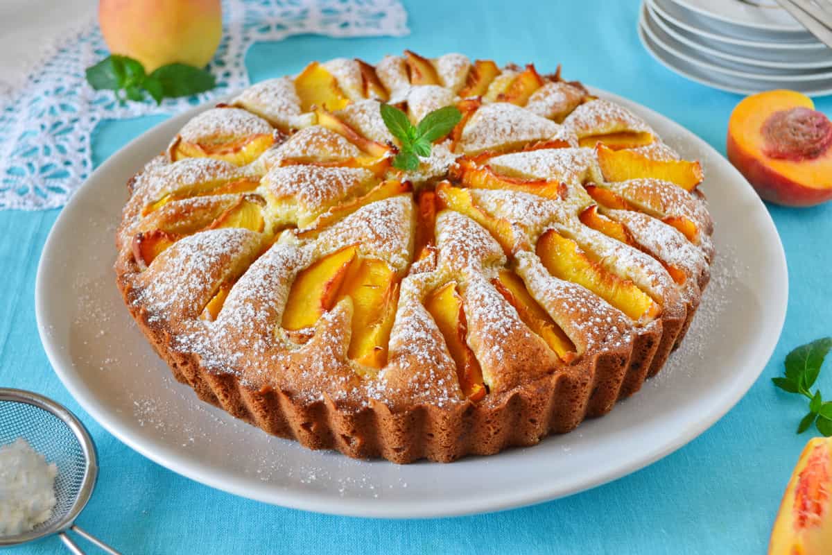 torta di pesche con pesche fresche