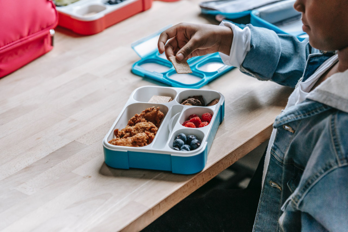 Merenda per i bambini a scuola, cosa mettere nel loro zainetto?