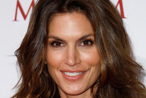 Trucco naturale per non invecchiare la pelle, parola di Cindy Crawford