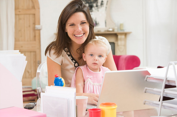 Mamme e lavoro: l’aiuto migliore arriva dal web