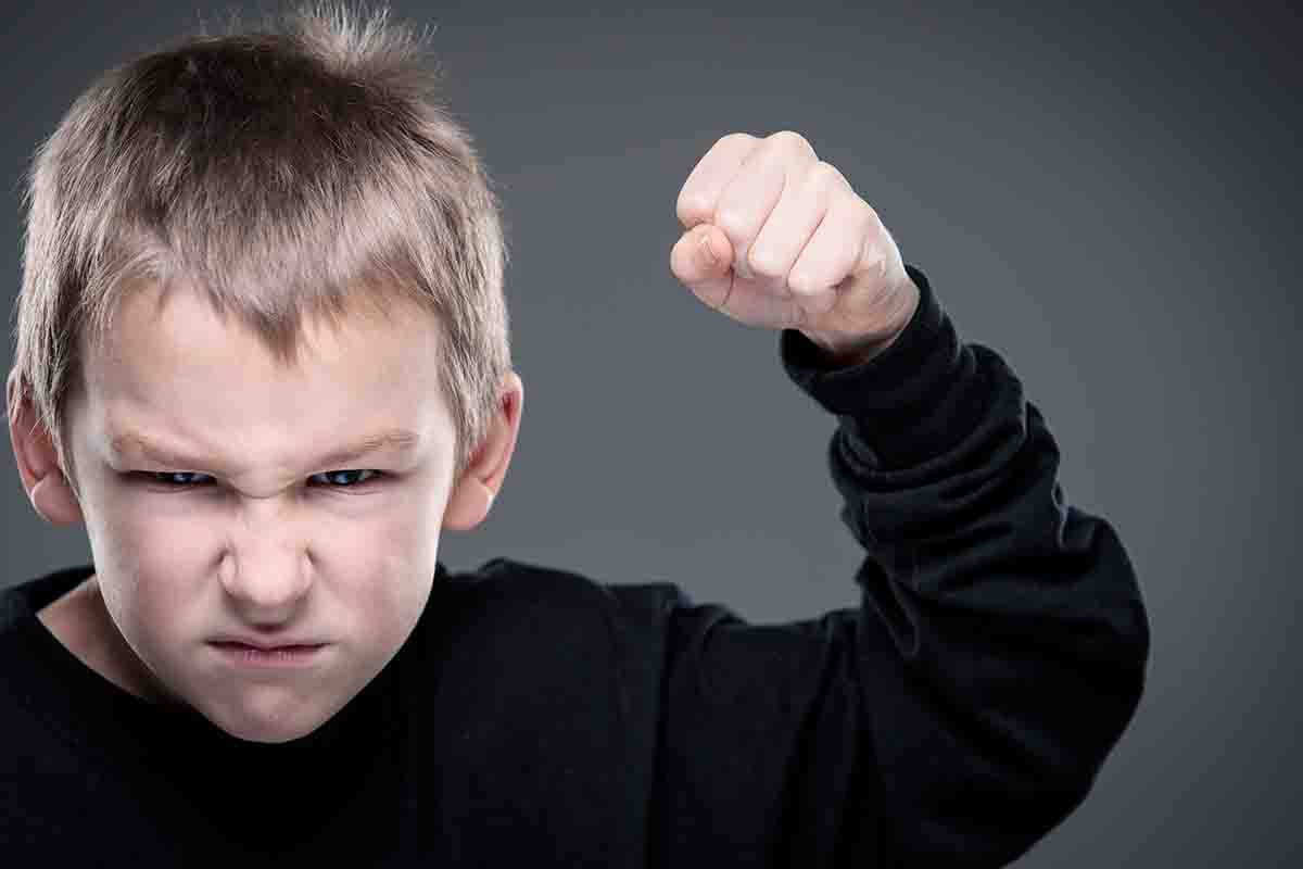 Come gestire un bambino aggressivo: mini guida per genitori