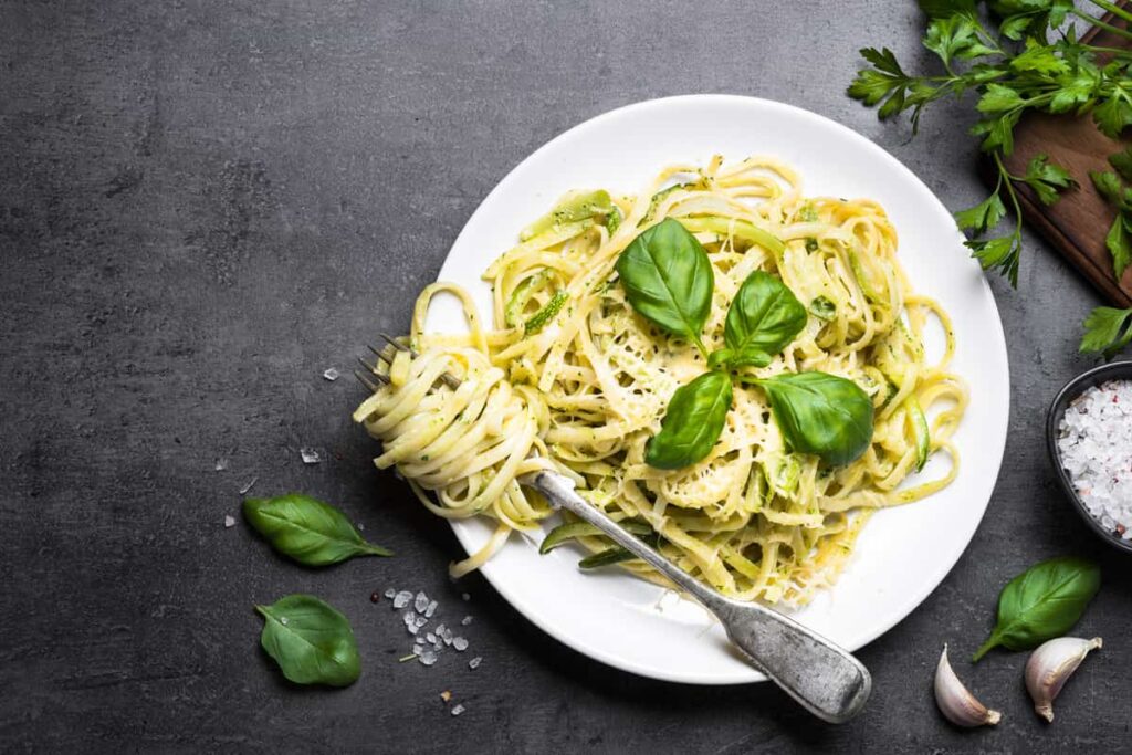carbonara vegana con zucchine e tofu