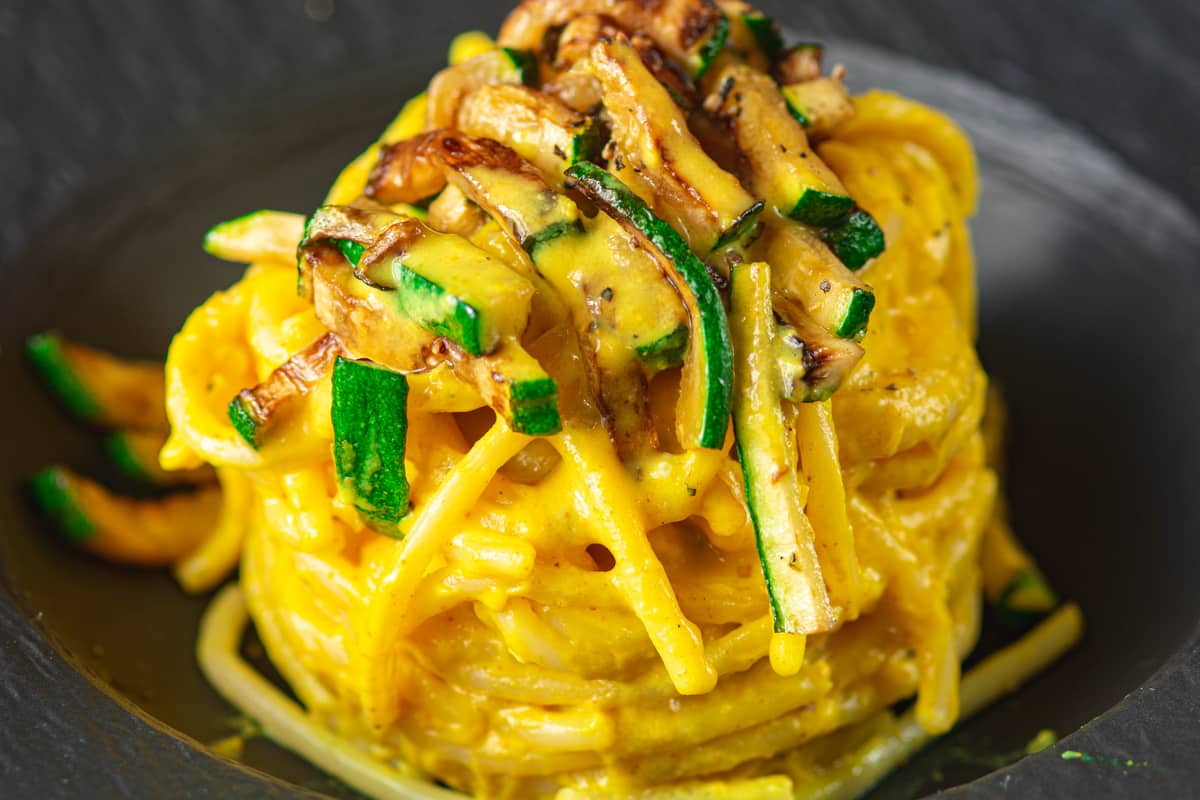 carbonara vegetariana spaghetti con zucchine