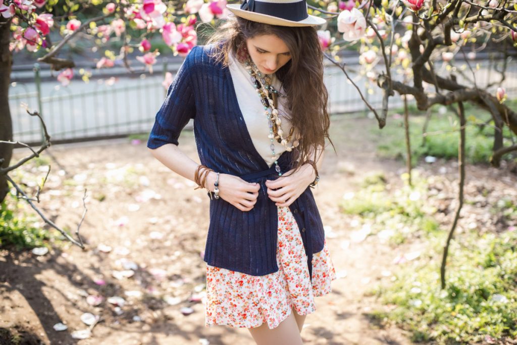 giovane ragazza con cardigan blu