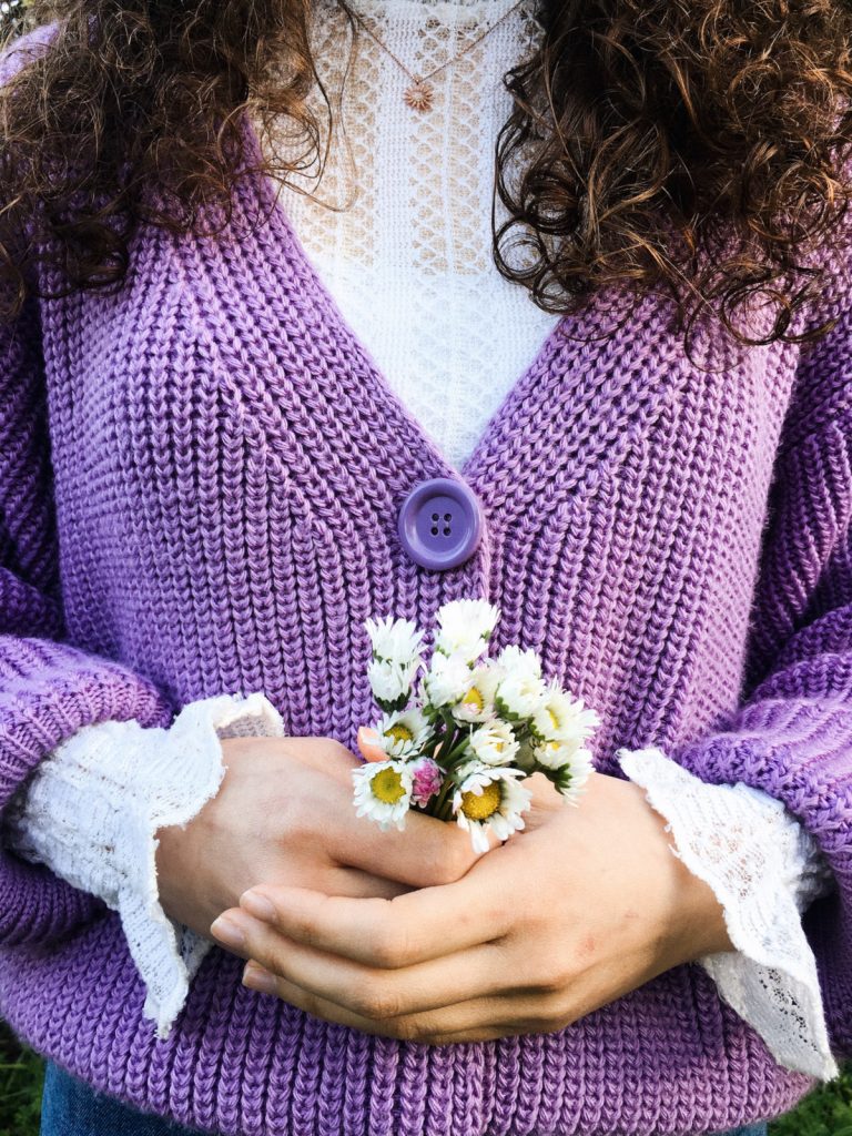 ragazza con dei fiorellini in mano 