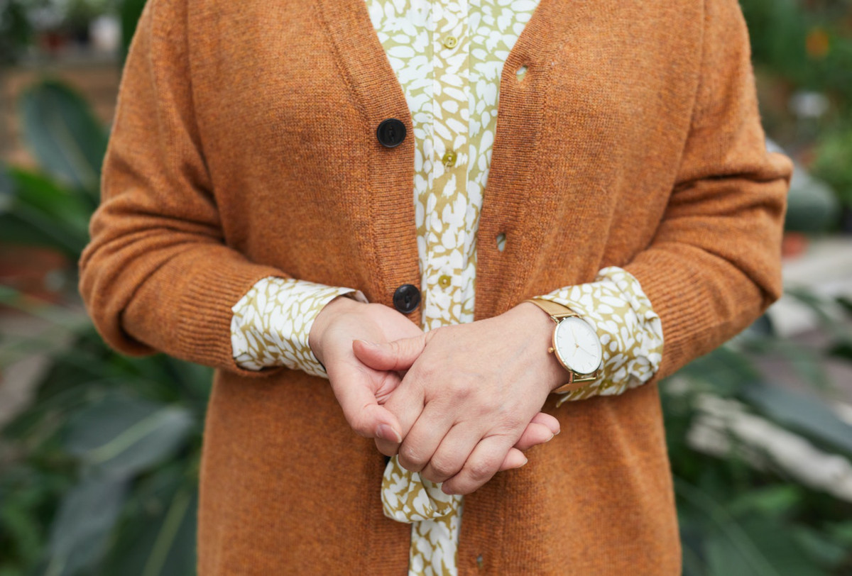 signora con cardigan a maglia