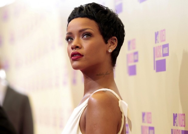 Capelli corti e nuovo tatuaggio per Rihanna