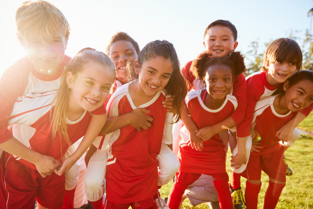 Bambini che giocano a calcio